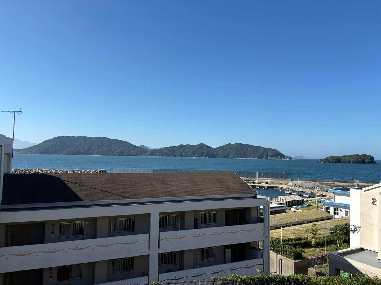 少し登って振り返ると、
糸島の灘山、妙見山、頭がハゲてる蒙古山がすぐそこ