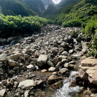 膝ガクガクになりながら、この河原まで下りてきた
再び水を頭からかぶって、クールダウン🥸💦

今日はドリンクの消費量が多い🥵💦