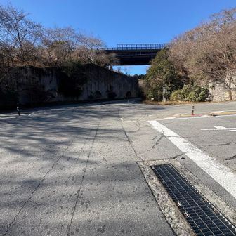 西伊豆スカイラインは右折ですが登山口は直進
