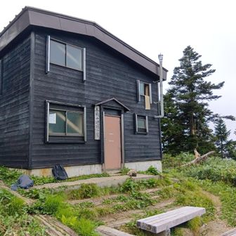 ちょっと降りたところにある避難小屋。