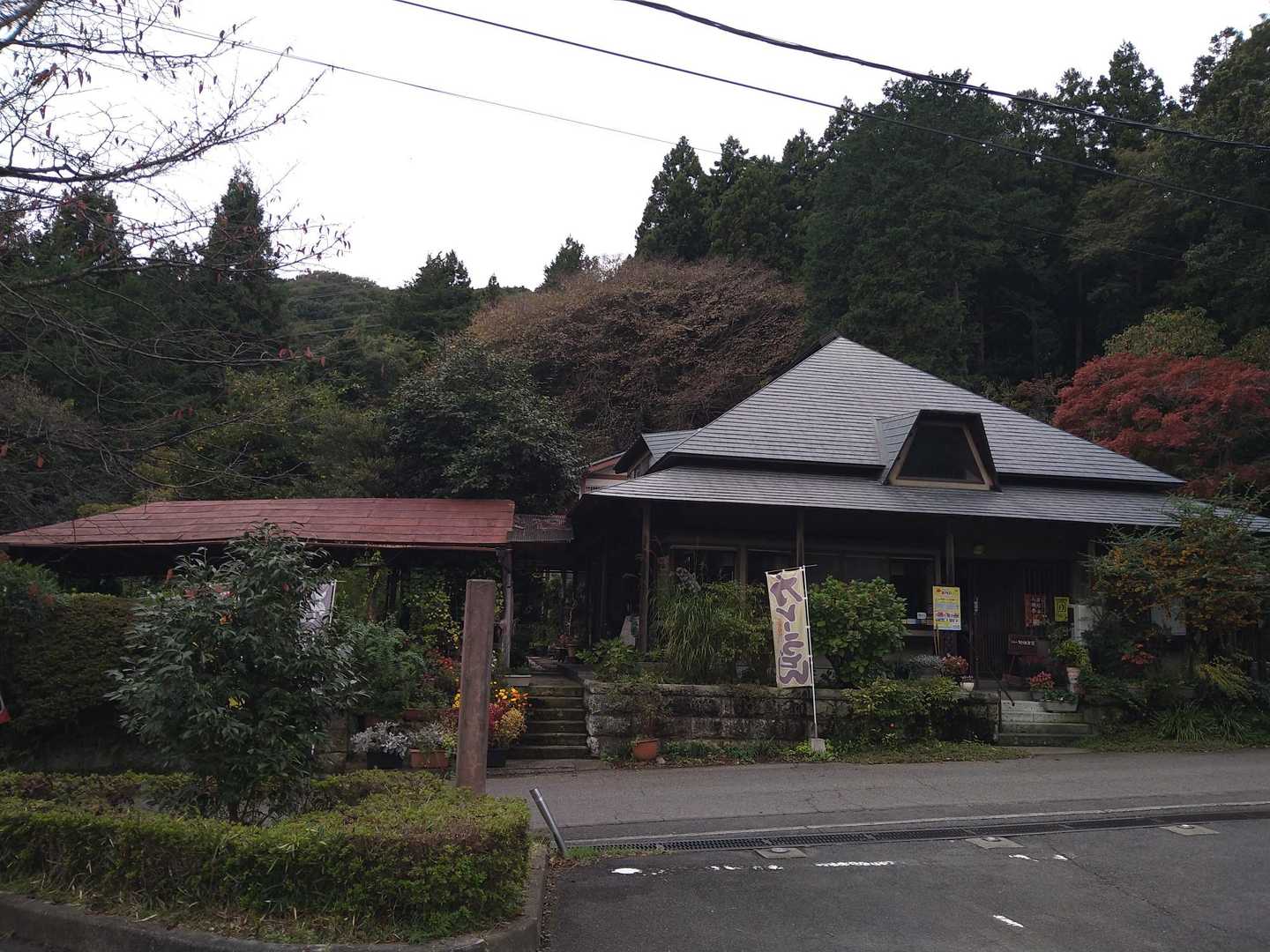 出発点に到着！お茶屋さんにはいも串ののぼりも🤤今日は少しの時間でしたが、里山を散策できて気分もリフレッシュでき、楽しい時間となりました😀
お疲れ様でした！