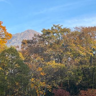 駐車場から見える山はとんがり具合から高妻山頂ではないな

