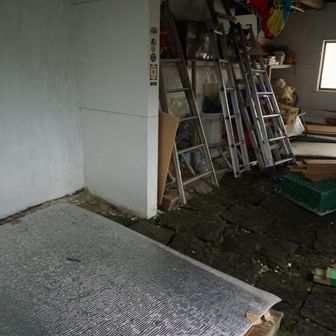 避難小屋の中。