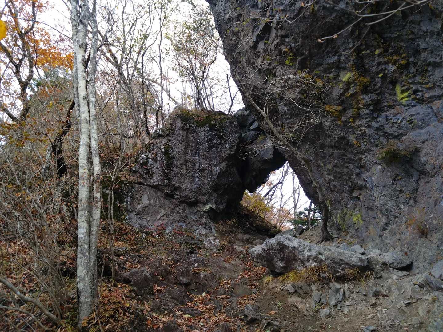岩のトンネル🪨
天井の岩落ちそう😱