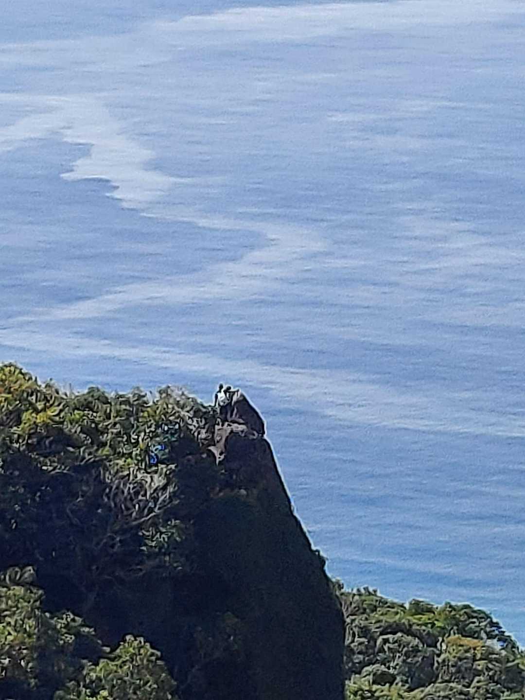 山頂から先ほどの 西郷岩を見たら、 なんと あの岩の上に登っている子供たちがいました 😲びっくり仰天でした😆
