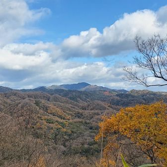 歩いた山々を眺める。