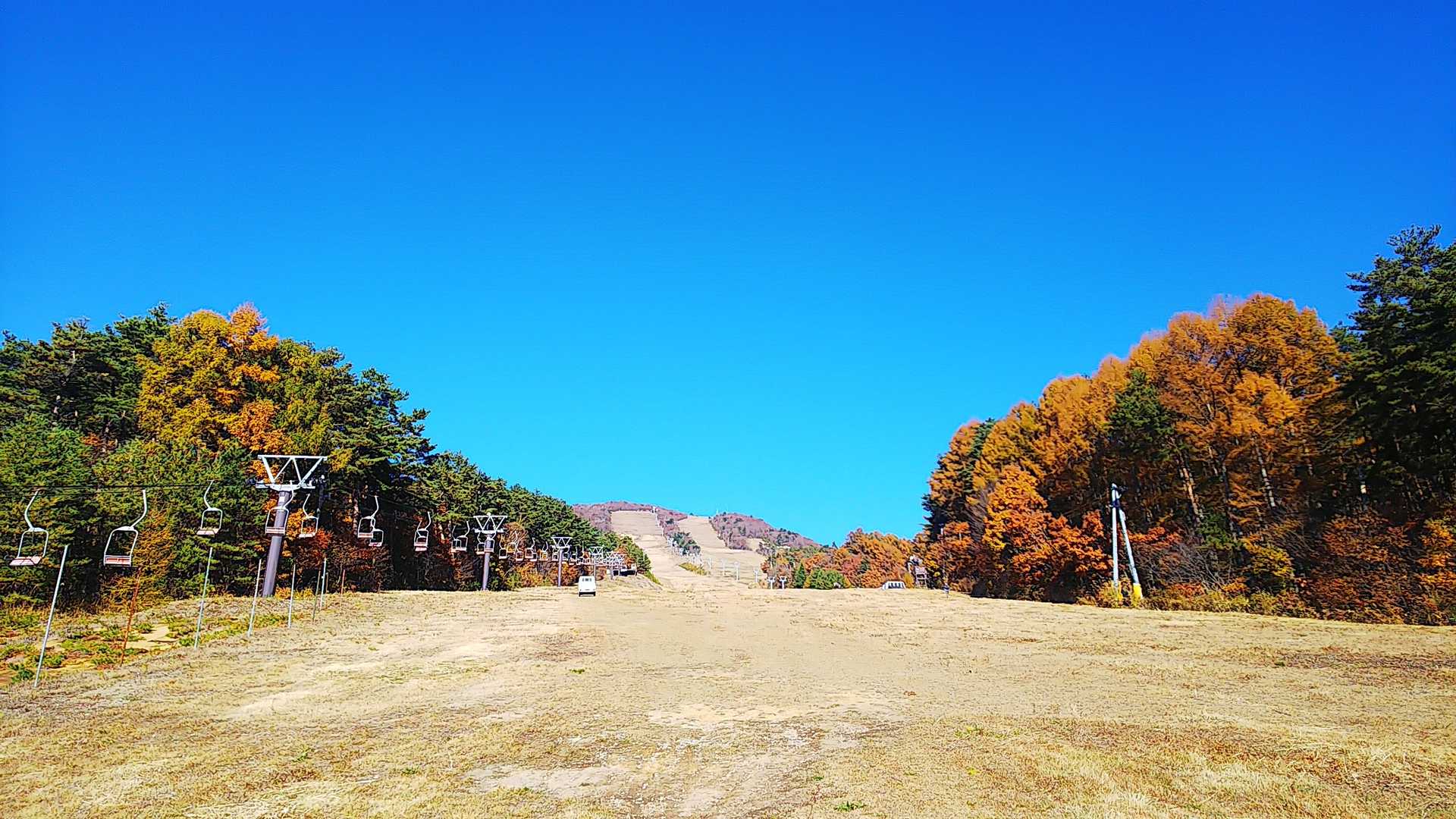 このコースを登っていきます。軽トラがすごい音でゲレンデを上がっていきました