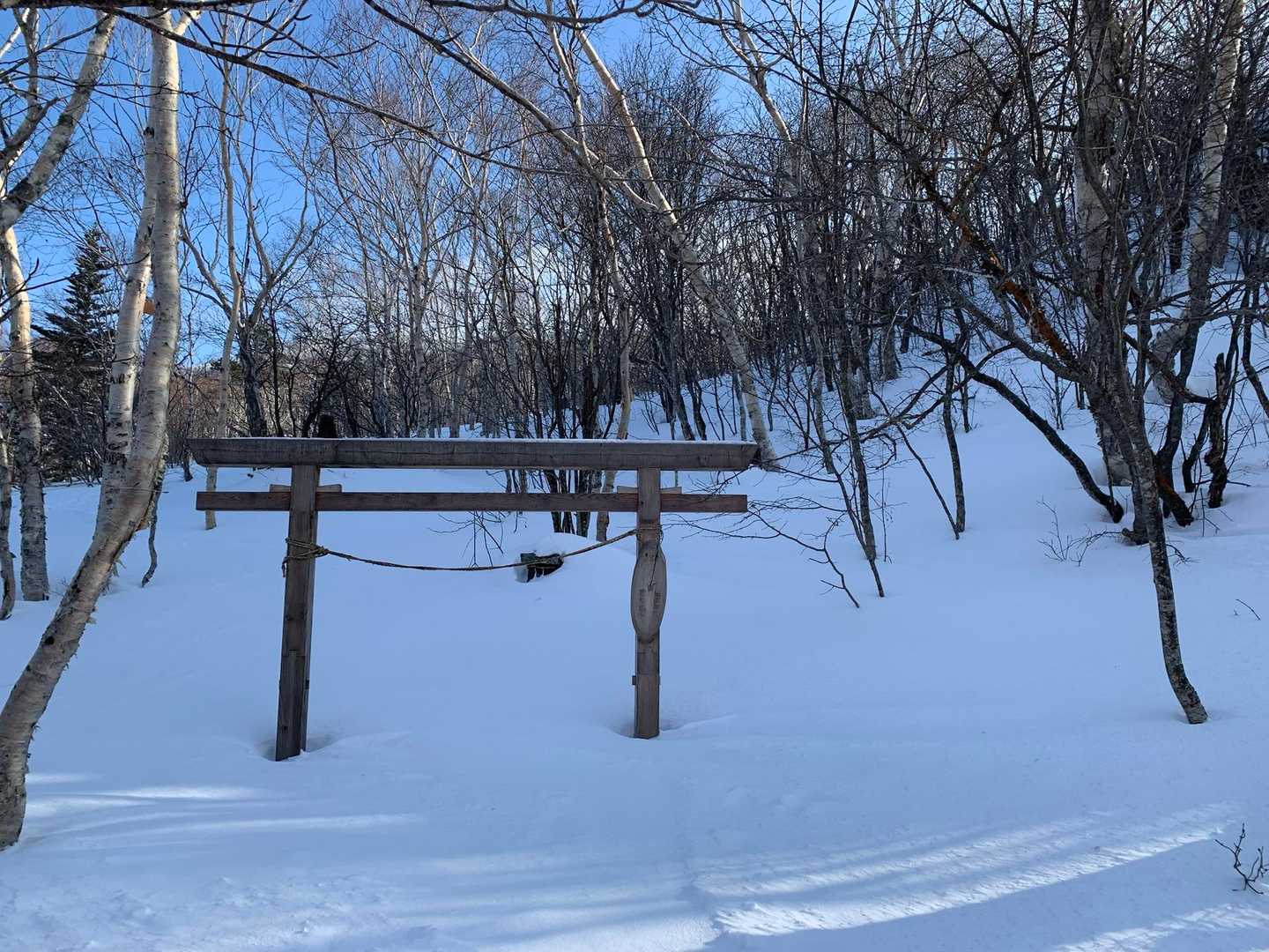 🪨岩のピークの神様が祀られている。たぶん。
