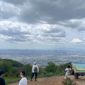 ひとまずレストハウスを後にして、ぼくらの広場へ。
大阪平野を広く見渡す大パノラマのもと、友人と昼食。
スーパーの安おにぎりを頬張り、お茶をすする。
木陰は少ない広場だったけど、この日は太陽が翳り、心地よく過ごした。