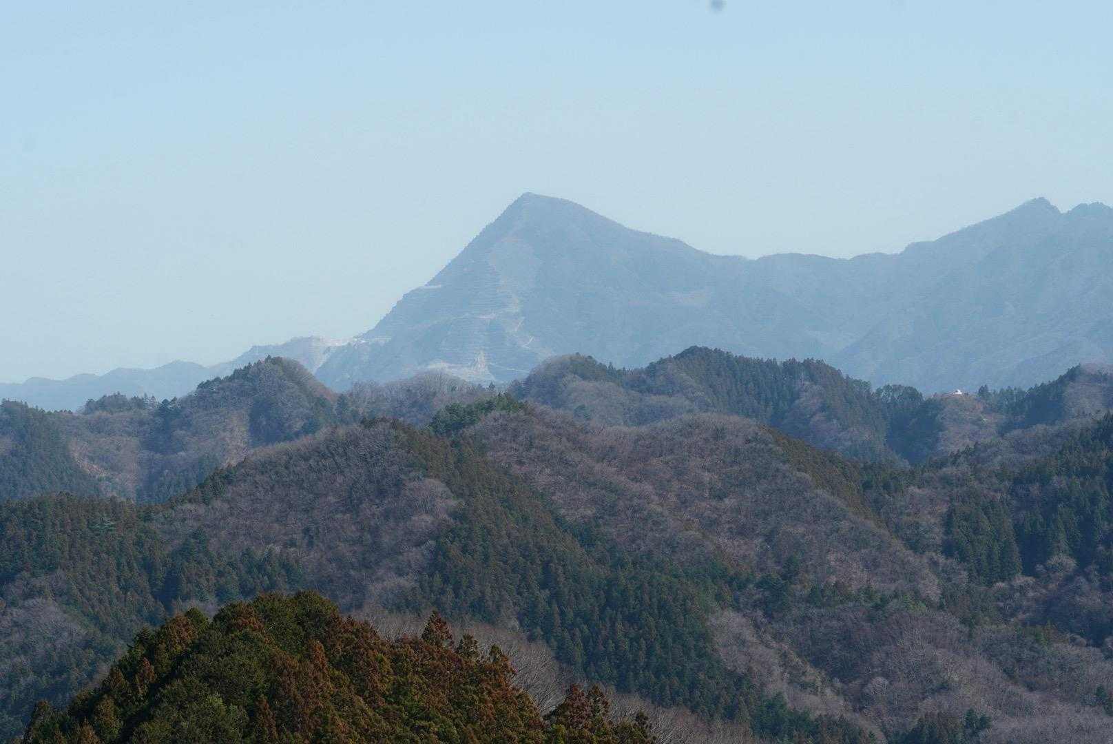 おーっ、武甲山を望めます。
途中、特に撮るものなく、この後、山頂下の鎖場に向かいます