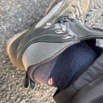 下山後、ニューシリオを脱ぐと靴擦れ！
メリノウール靴下が破けて擦り切れてる！
痛くなかったのに脱いだ瞬間からヒリヒリ😖
原因は前のインソール（スーパーフィート）をサイズが合ってないのに使い回したからです。
先端が8mmくらい足りなくて動いてた。
でも大丈夫だろうと思ってたらダメでした🙅
スーパーフィートワイドは注文中だけど今日までに間に合わなかった。
次回は完璧なP.F.441に仕上げてチャレンジだ‼️