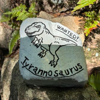 次はティラノサウルス岩か。