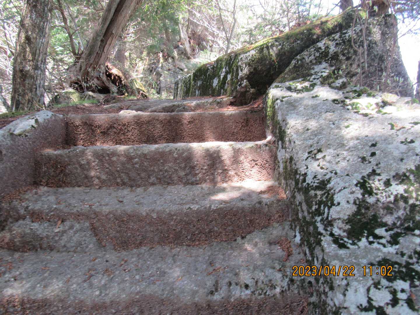 次に現れたのは、大きな岩の階段　飯田城主が石工に命じてノミで自然石を彫った約42段の階段です　すごい労力💦と技術💪✨