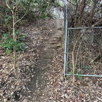 草戸山登山口。公園の中にあります。