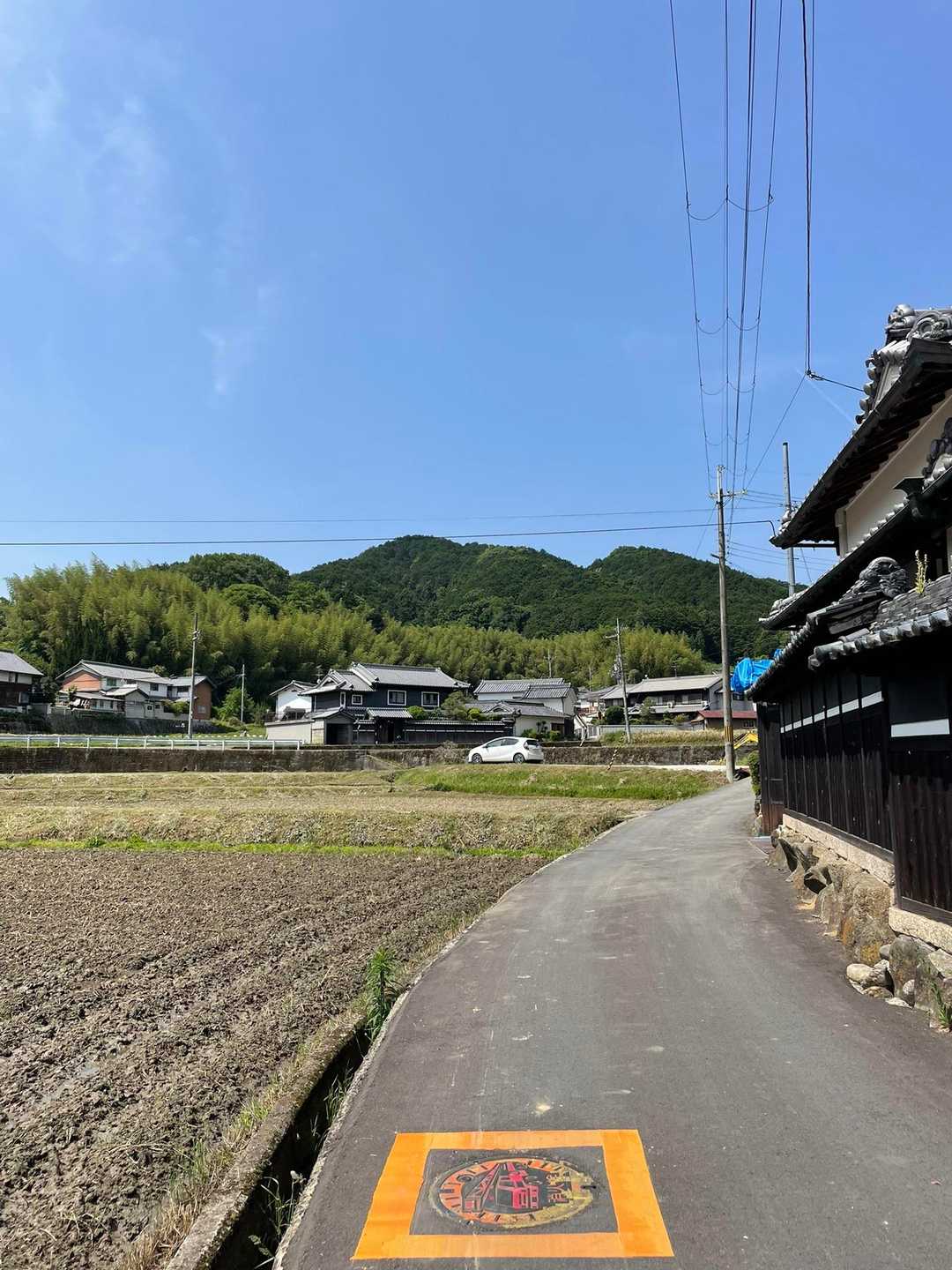 変な所へ路駐しようとして、よく道の角に置いてある大きい石にガリっと🚗🪨💦いってしまいましたが、気をひきしめてお散歩がてらあの山目指します。

暑いやん💦