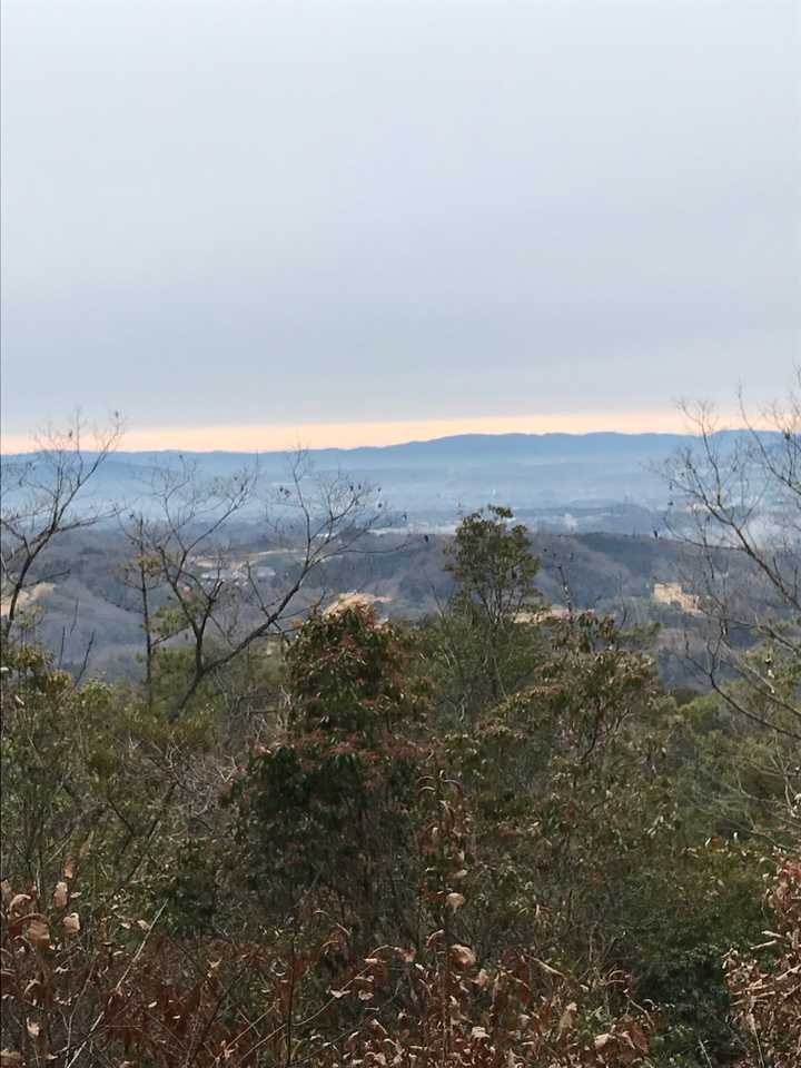山頂からの眺望です。ちょっと曇って居ますね。