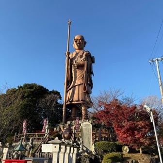 弘法大師像。東洋一の大きさだそう。

ここが弘法山。