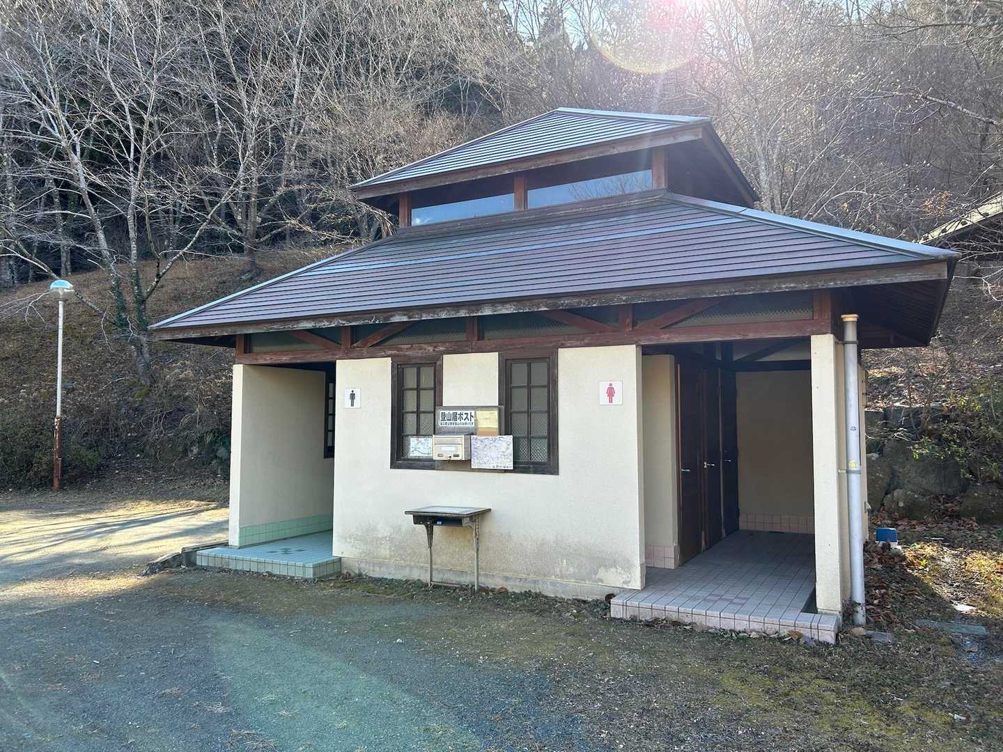 トイレあります。
古いタイプのトイレ(和式)
自販機なし