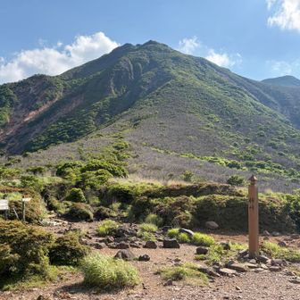 やっと鉾立峠。。あの山の山頂が白口岳なので、一気に駆け降りてきた大変さよ…。しかも道の状態が過酷。