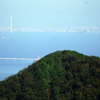 遠くに明石海峡大橋
