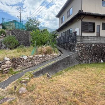 この坂、私ニ歳？の時に父親が当時珍しかった足踏み自動車？乗ったの覚えてます(^^;;…アスファルトなんて敷いてなかったけど…右手の石垣の上の家は無くて田んぼでした。五月の節句の時に大きな鯉のぼりあげてたら紐切れてそこに落ちて濡れたことをなんとなく覚えてます。
