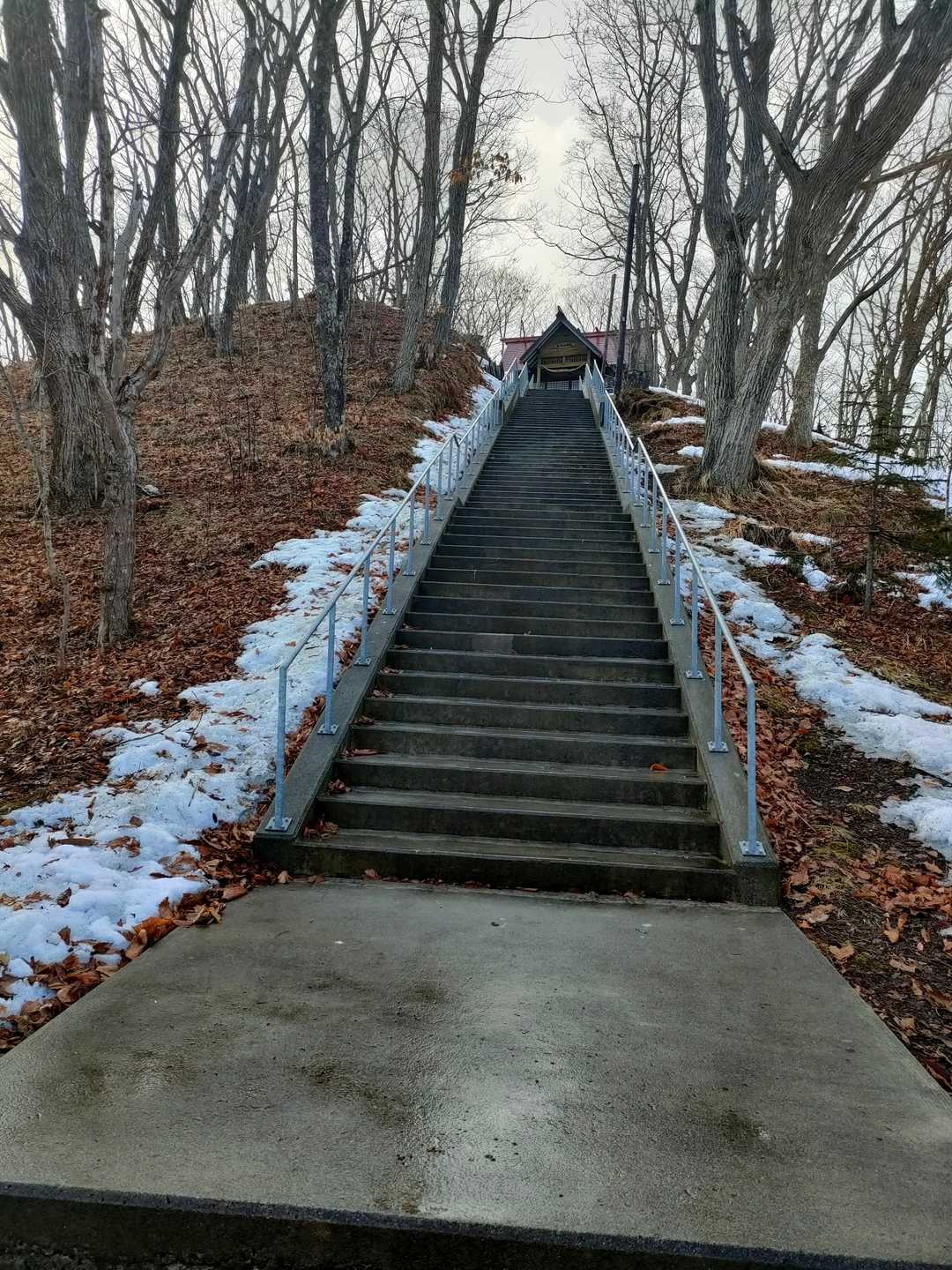 階段を登るとそこは山頂だった