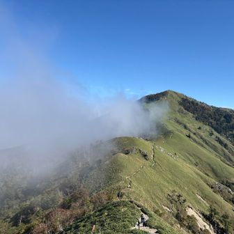 振り返ると剣山に再度ガス。
しかし稜線で食い止められ、その後押し戻されて消えていく。自然の雄大さを感じます