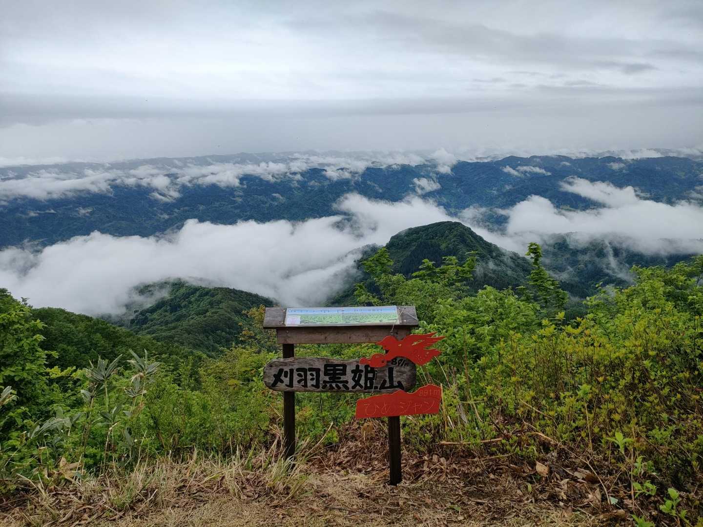 刈羽黒姫山 | 機織り娘が祈った鵜川神社を擁する、ブナに包まれた信仰の里山の写真
