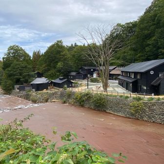 孫六温泉の中を通る