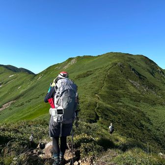 地神北峰に登り返し門内岳までの稜線歩きスタート✊