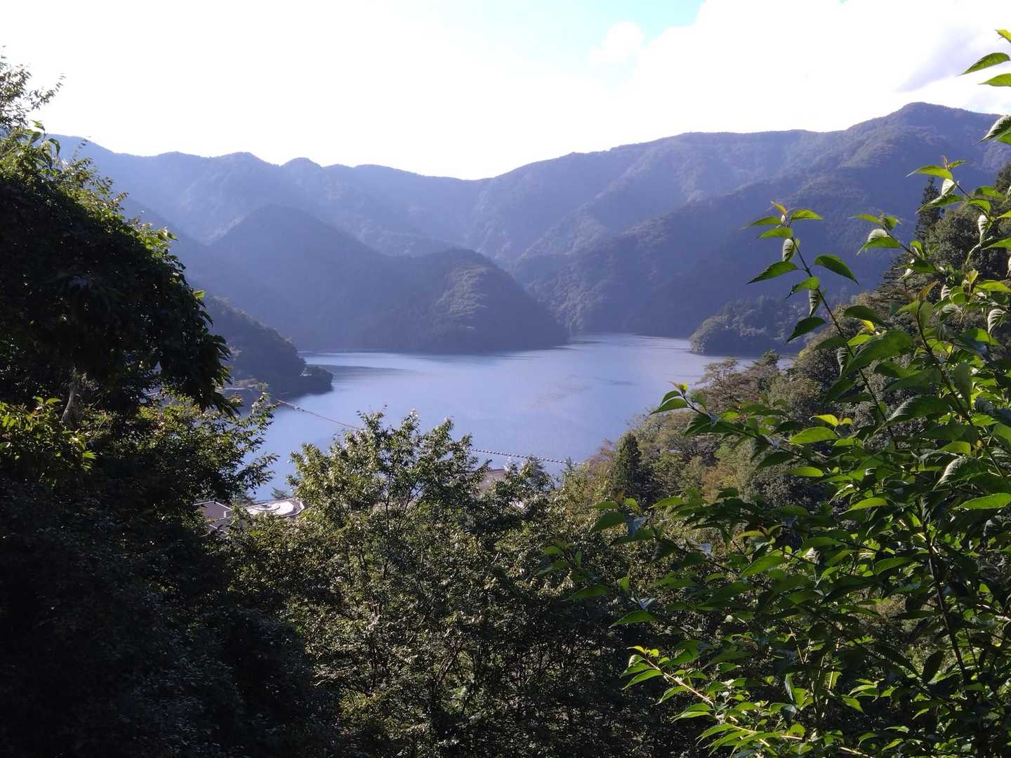 奥多摩湖を背にして登山開始