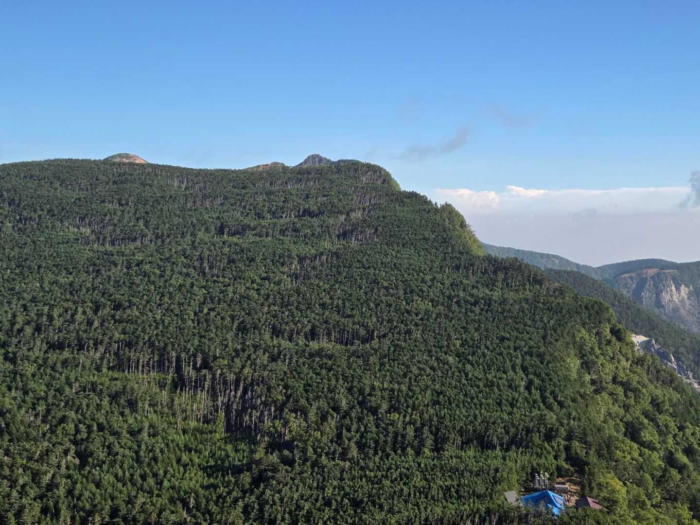 だいぶ上がってきました！
山彦荘が下に見えます🏡
天狗岳が見えてきました⛰️⛰️