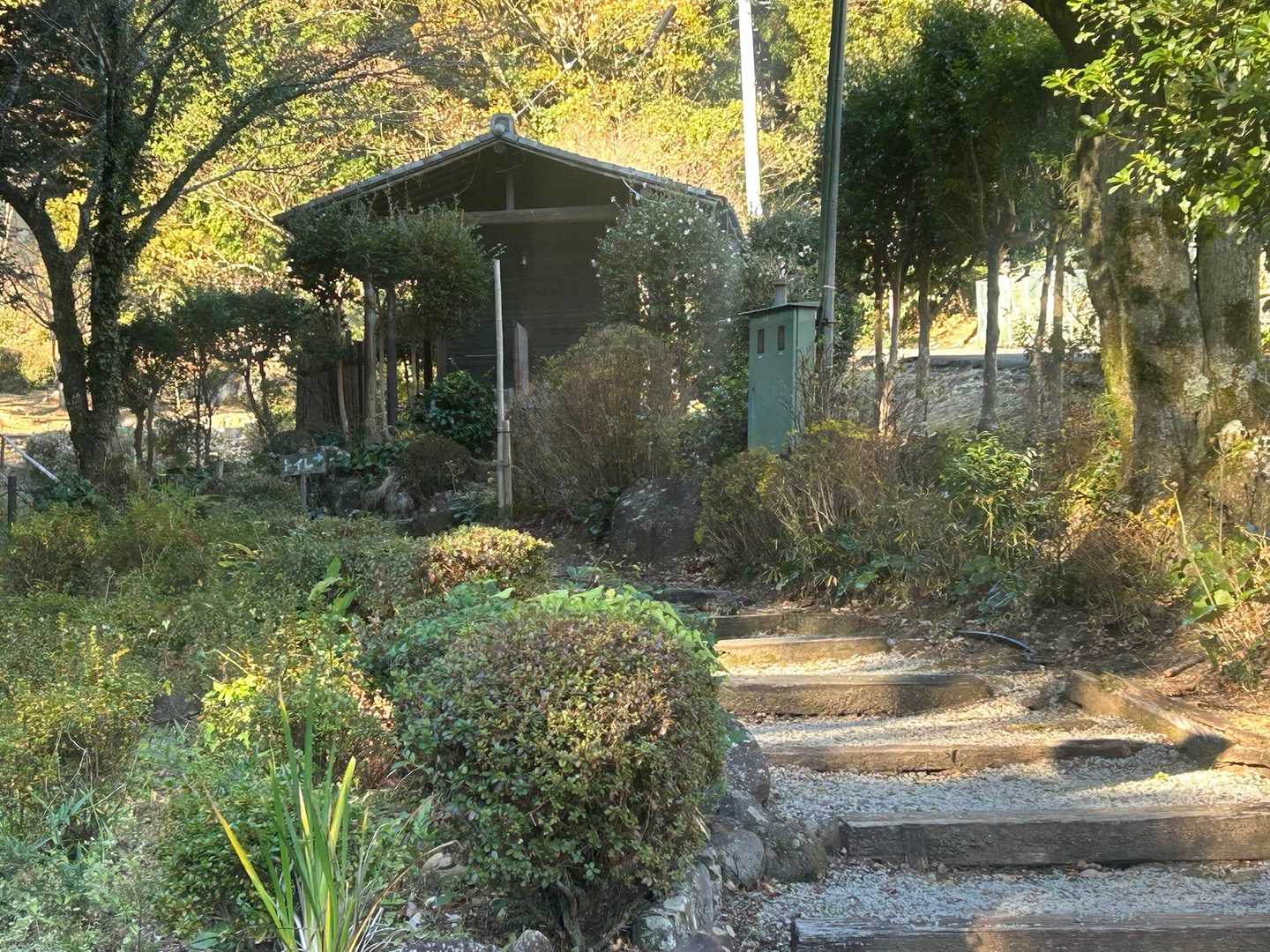 丸山公園入り口奥にトイレ有り🚻
女性用は洋式、和式各１室
水洗の綺麗なトイレです
ありがたい