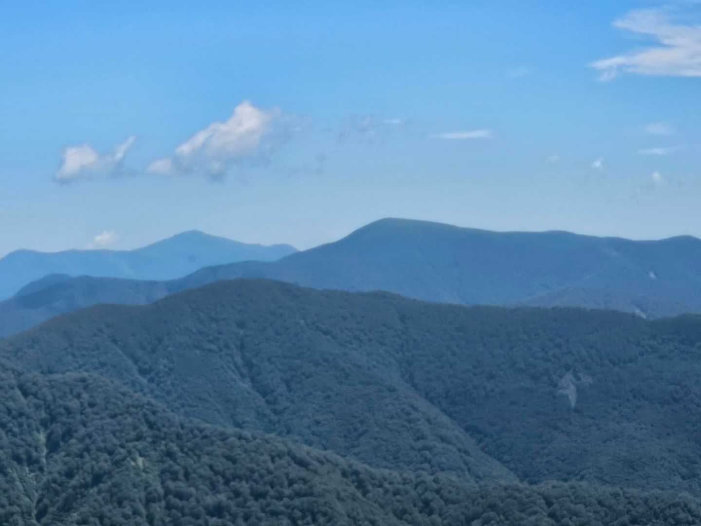 虎毛山の奥に栗駒山