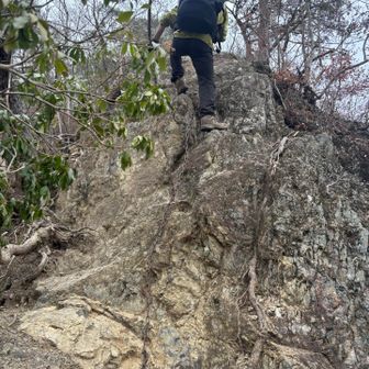 ここかなぁ？
登る側は、ロープが左にあって、鎖が右にある。

行きの下りの時、ほんと苦戦した😱
ほんと、足まちがったらしんでる、、、
鎖大嫌いで苦手なのでめちゃくちゃ時間かけて下ったよ。みんなは余裕でしょうけどお気をつけくだされ....
