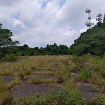 何かの跡地。ちょっと怪しげ。宇宙人との交信基地か。夢が膨らみます😆