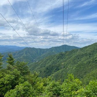送電線が伸びている