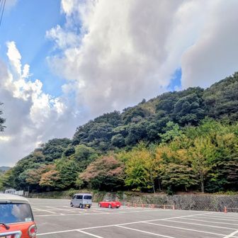 朝明有料駐車場にやってきましたー！この辺りの紅葉はまだ早いかな？さすがにこの時間から登り始める人はいないと思ったら、自分の他にもう一人いました。鈴鹿、恐るべし！