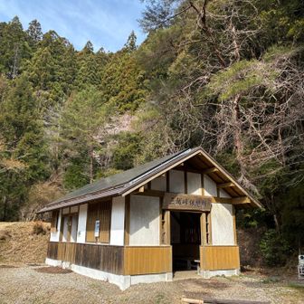 二日目に越える三峠のうち3つ目、三越峠の休憩所。こちらでお昼ご飯休憩。4時起きのお腹はペコペコ。ゆっくり休ませていただきました😊