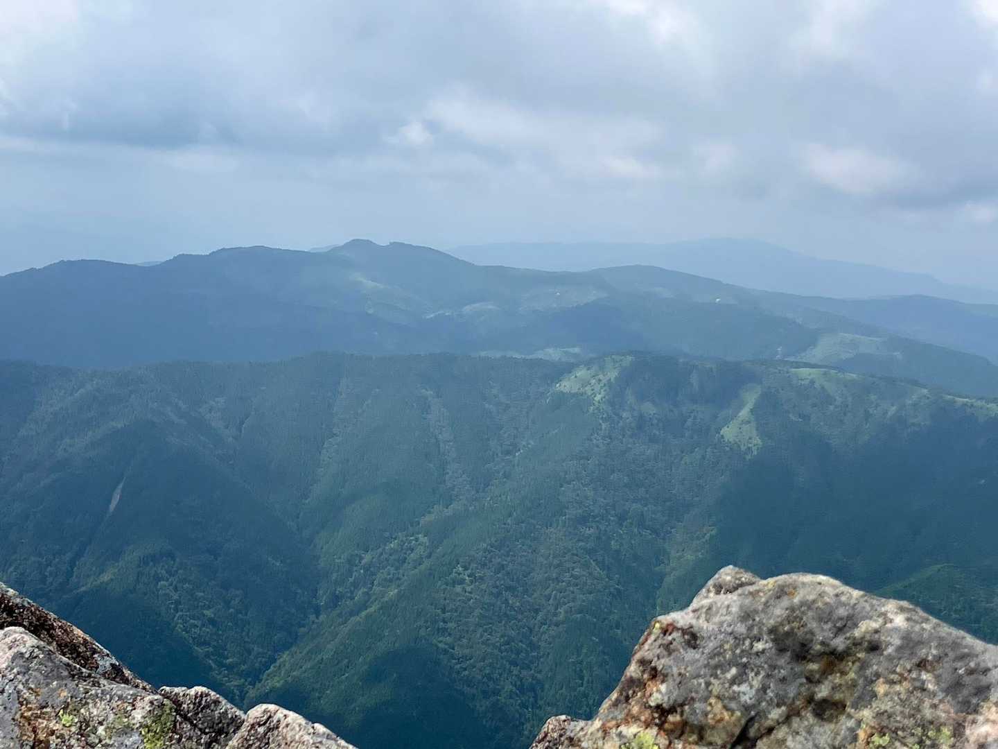 兜岩🪨の先端から、白草山が望めました☺️

ここで大きな枝切りハサミ✂️を持った方とお話しさせて頂きました。
てっきり地元の方かと思ったら そうではなく、自主的に笹藪を刈ってみえるとの事でした。ありがたい事です😅

楽しいひと時、ありがとうございました☺️