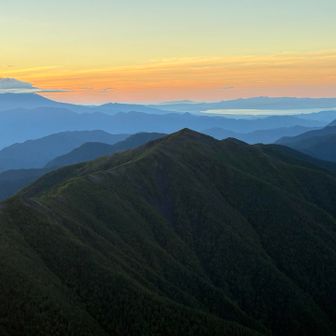 これから向かう蝙蝠岳と富士山