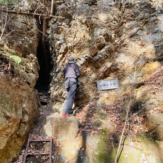 鞍掛山神社⛩️
穴の奥に神様が祀られておりました👏