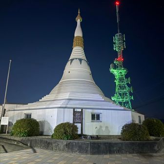 珍しいものとして、山頂にパゴダがあります