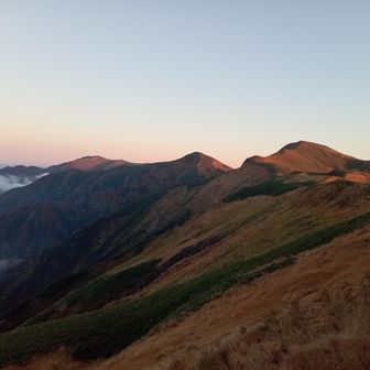 門内小屋に到着し、夕食も済ませて、日本海に沈む夕日を待ちます。右側が明日登る北股岳、中央が烏帽子岳、左奥が飯豊本山です。
