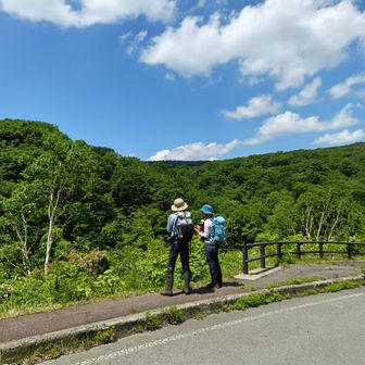 駐車場に車を停めて
このあたりなんだけど？とお二人でお話してます。有難うございます。🤗
かよーんさん。さらっとさん。
よろしくお願いいたします🥰
今日はさらっとさんも長靴です🥰