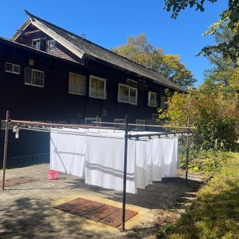 さて、暇だから散歩でも🚶🏾‍♀️
真っ白いシーツが干されてる…今日のお客さんは気持ちよく眠れそうですね😊