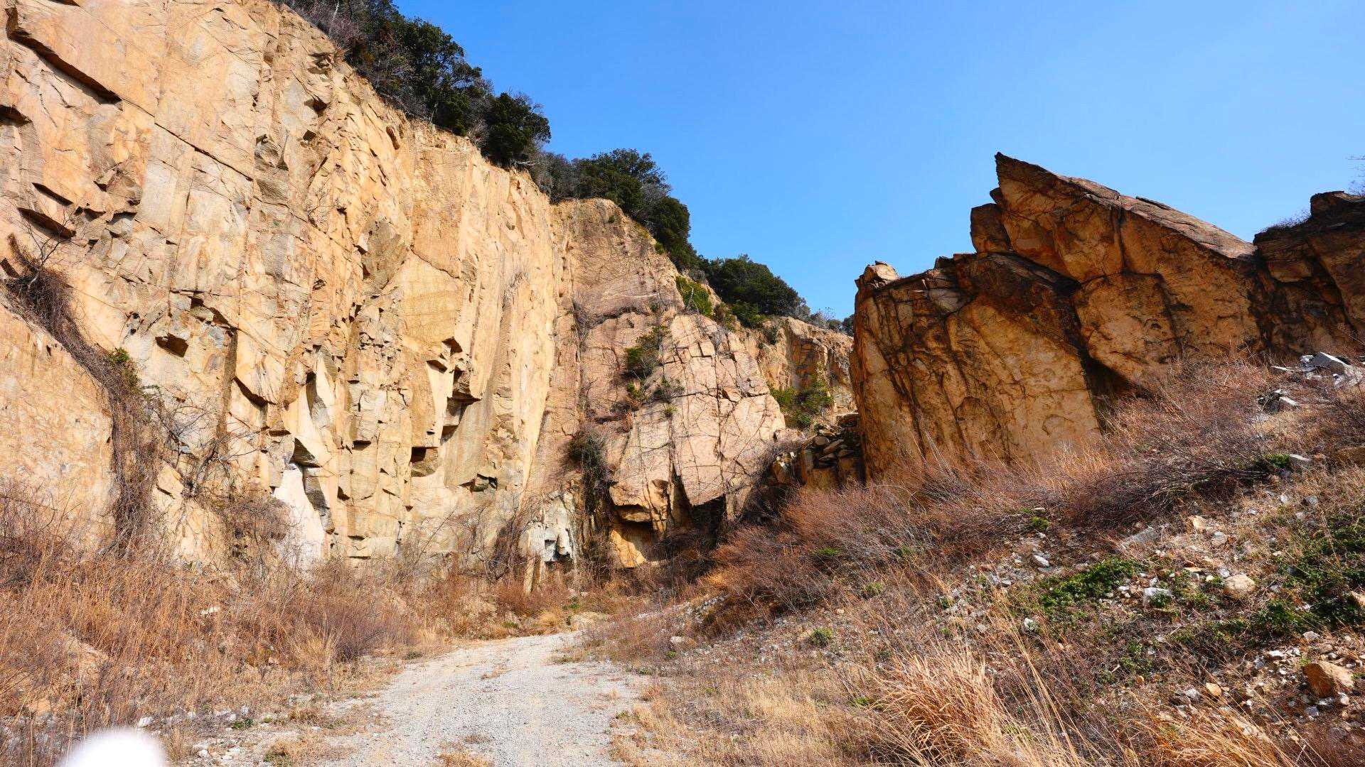 周回コースで下山し、海岸線を歩きました🚶‍♀️
採石場と海を眺めながらの島ハイク