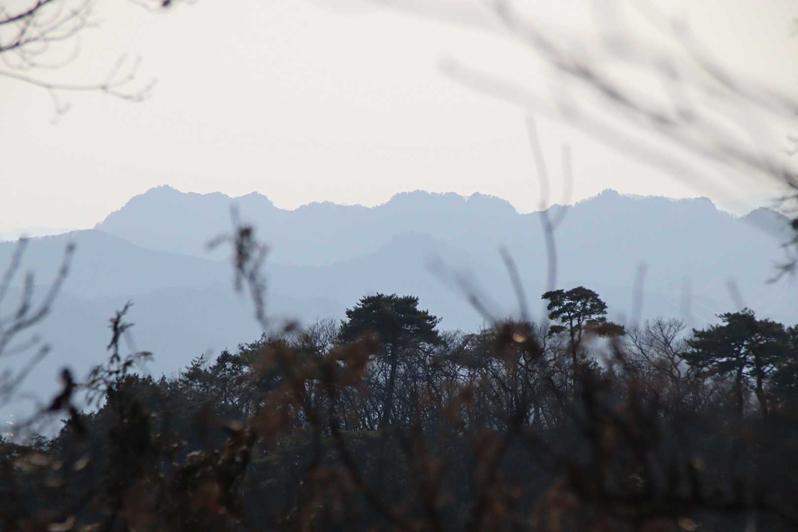 山頂から望む古賀志山方面。
日光連山～高原山、那須連峰は枝越しから僅かに望めた。