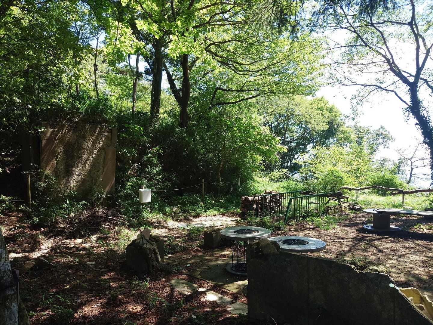 昔、摩耶花壇という建物が
あった跡らしい。