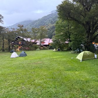 初日の目的地、徳沢キャンプ場。夕方着。残念ながら設営後しっかりした雨。明け方には止んで星空が広がったけど、まあ雨撤収。めちゃくちゃステキなところでした。